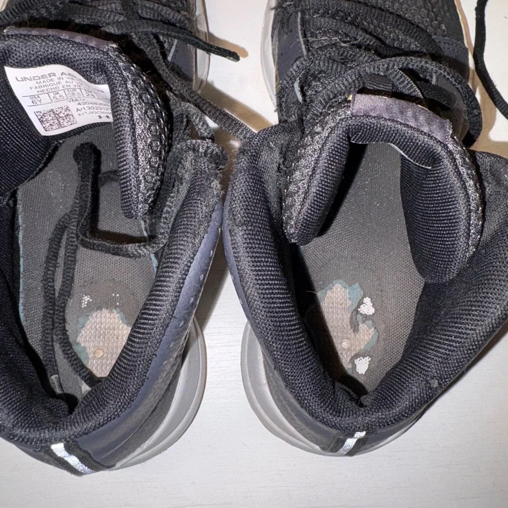Under Armour Basketball Shoes Athletic Sneakers‎ High Top Youth Size 6Y